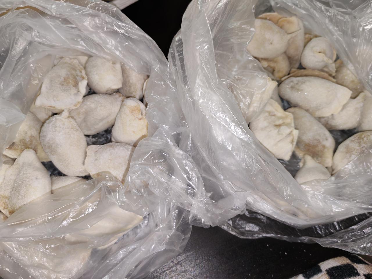 饺子做多了，冰箱冷冻！是生的冻好还是煮熟了冻好呢？

一博主说：他正好饭点赶到朋