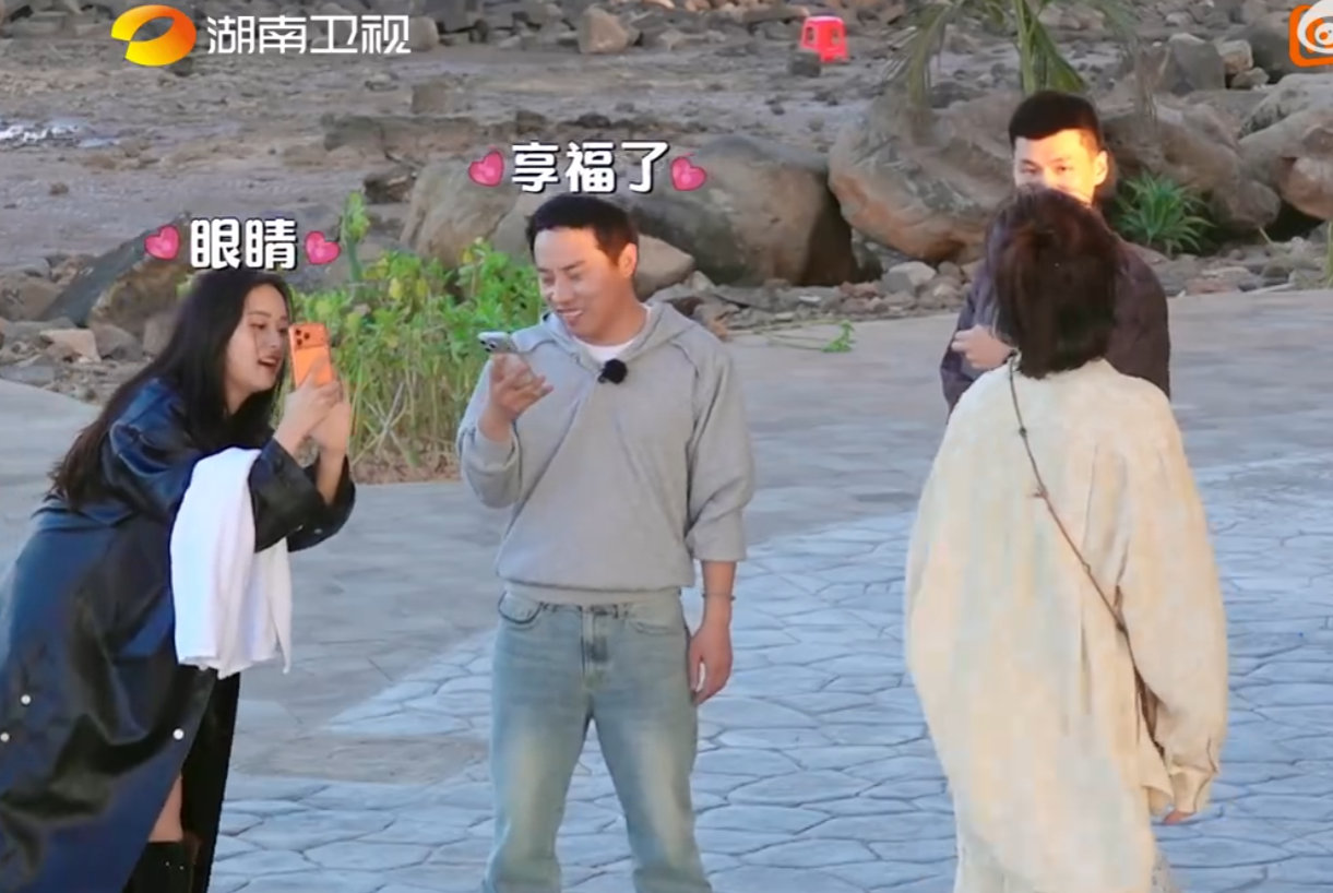 沈月镜头下的秦岚双向奔赴的拍照也太美好了 每一张都好出片～亲爱的客栈