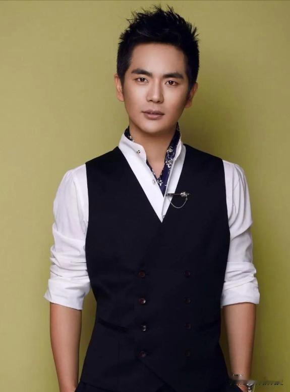 2012年，演员张晓龙曾回忆，当年参加艺考时，在练功房偶然看见一个特别漂亮的女孩