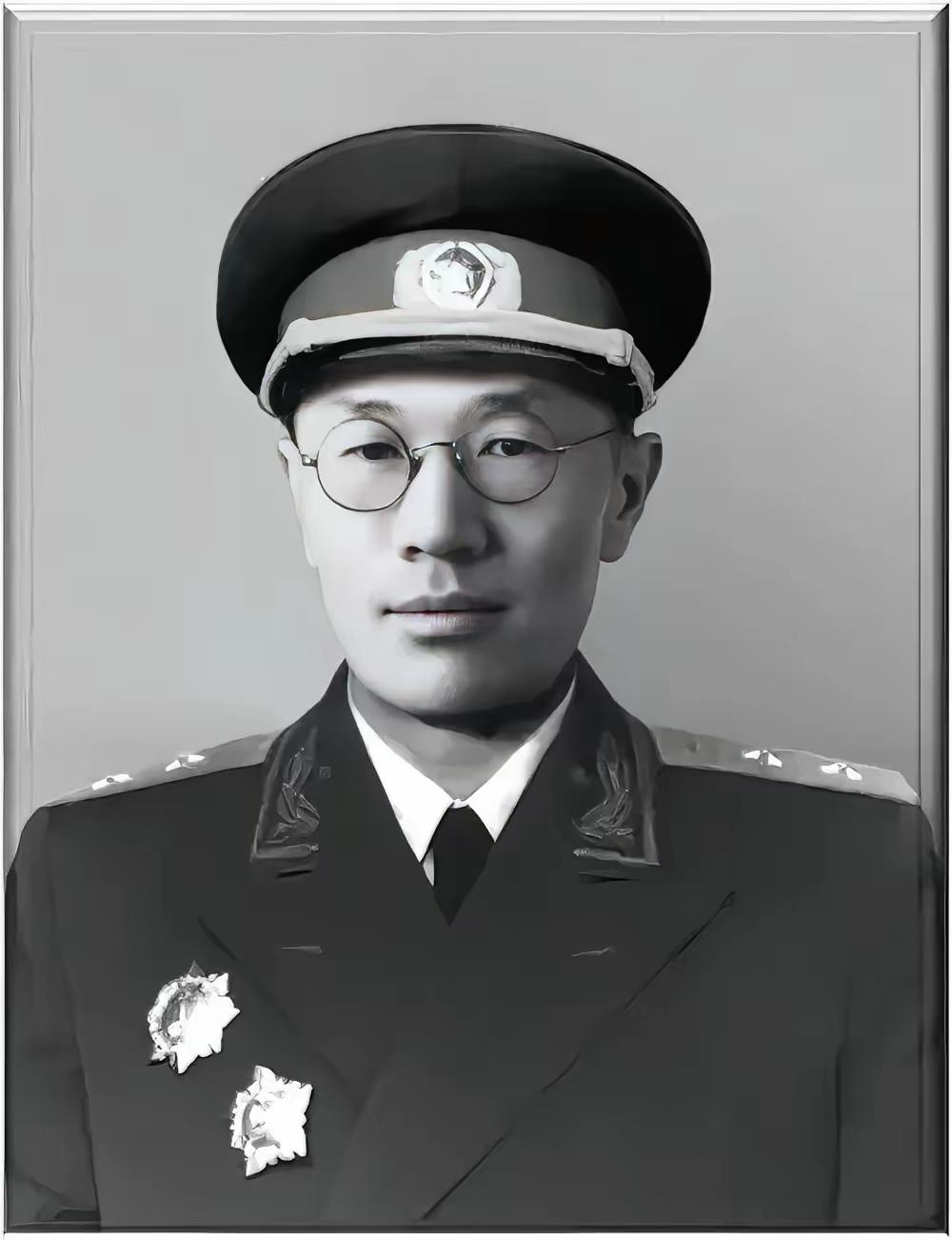 南京保卫战，全团打光，他一个人活着爬出来。被蒋介石下令秘密枪决，他翻墙跑了。被日