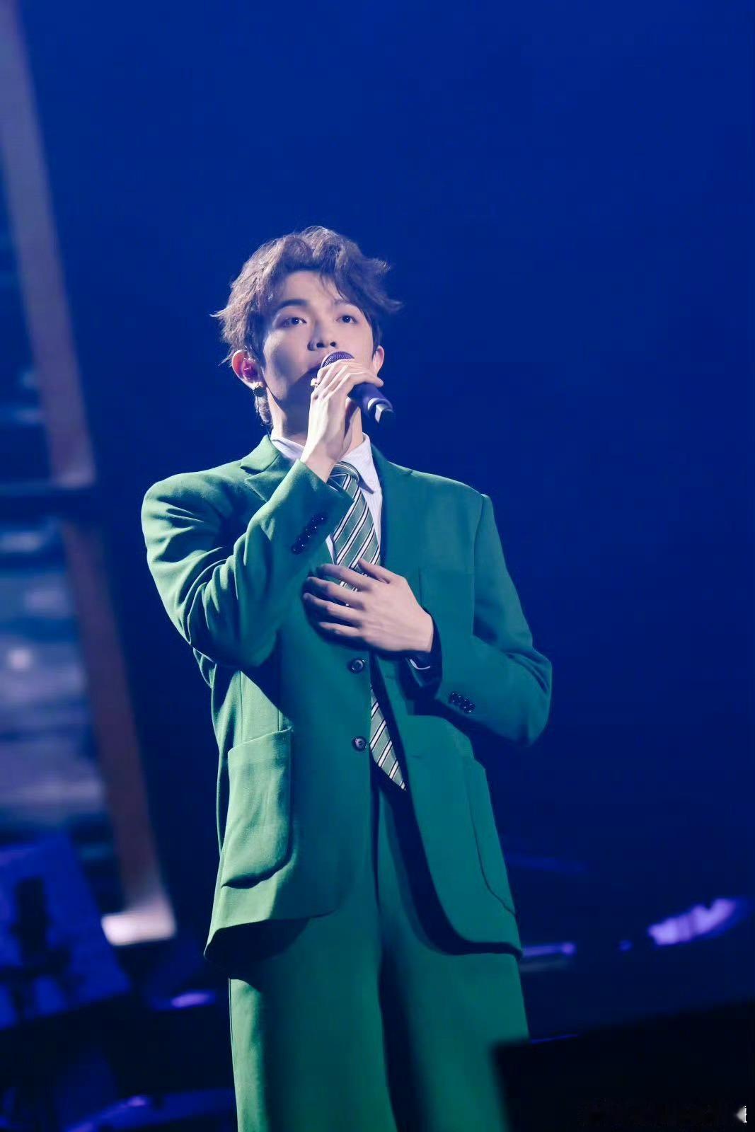 颜人中从1个人到8万人 从录音室的孤独创作到万人舞台的璀璨光芒，颜人中用音乐连接