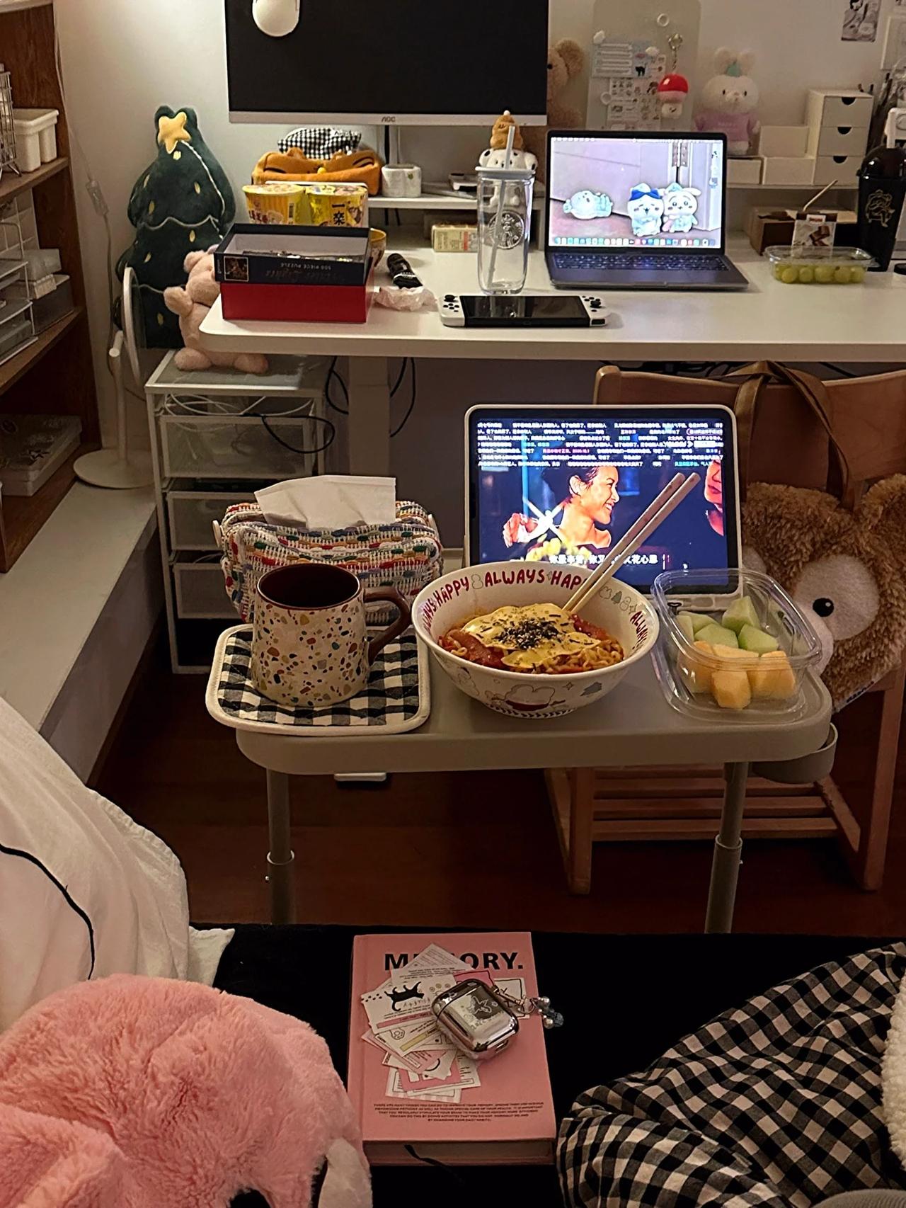 舒服 好吃吃好喝好周五好！！这周感觉过得好快幸福来得也好快嗝… 吃撑了…[萌萌哒