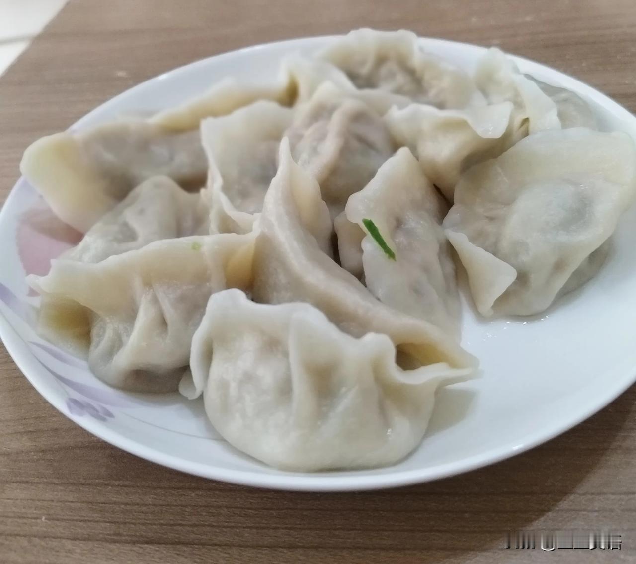 小年的饺子，用了新买的华光盘子。老公说今天这盘子，看着不错呀。我说那是，我没告诉