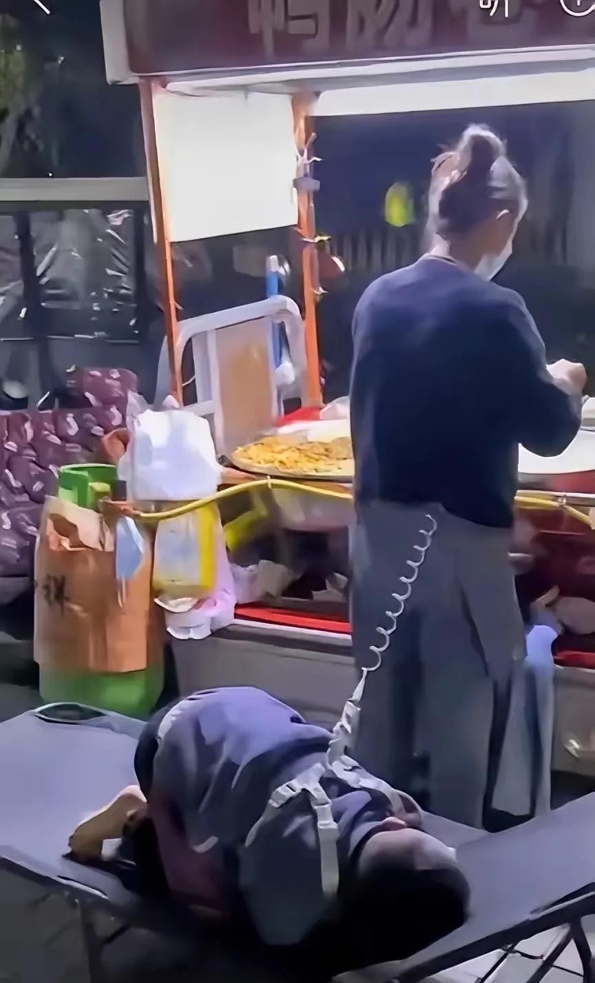 山东女子深夜带自闭症儿子摆摊，1男子试探着问：“我能免费吃碗凉皮吗？”女子愣了愣
