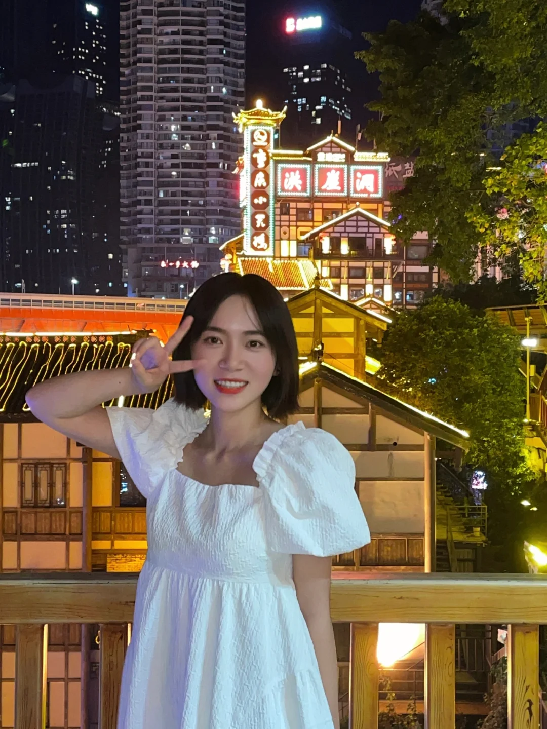 我悟了，原来洪崖洞是真的可以不排队拍照