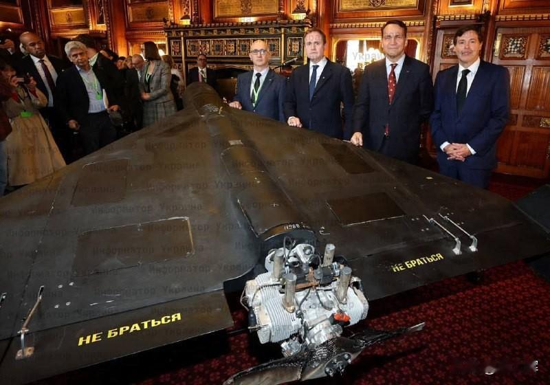 【波兰外长西科尔斯基在伦敦展示“沙希德”】10月15日，在伦敦的一场活动中，波兰