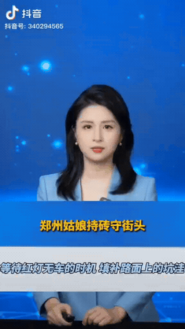 河南郑州，一位年轻女孩手持砖块“躲”在街头墙角被网友拍到，原来女子是在红灯时，她