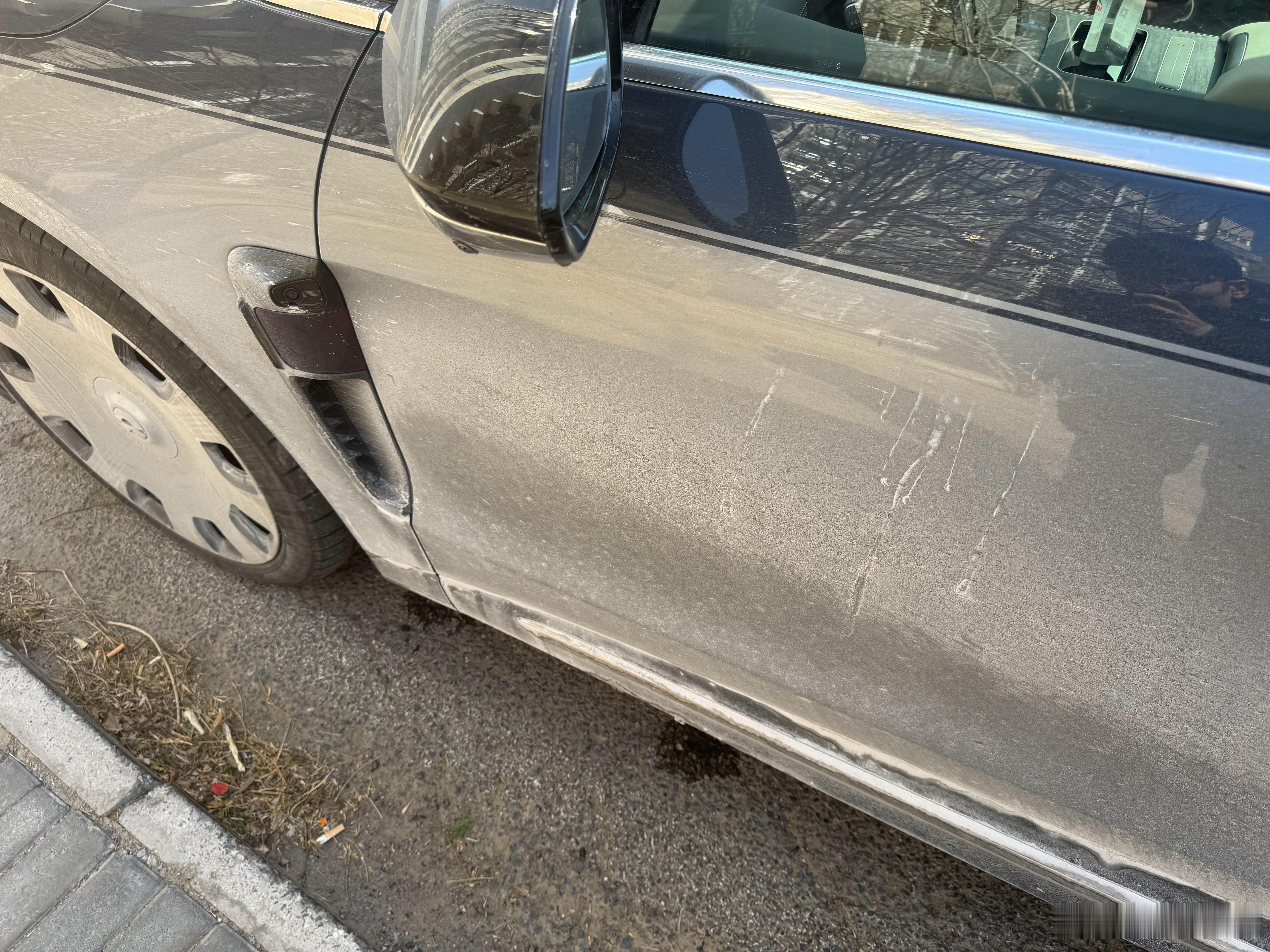 你别说，远处一看还以为是三色的ET9，还挺好看。其实就是脏了，相当的脏…开工第一