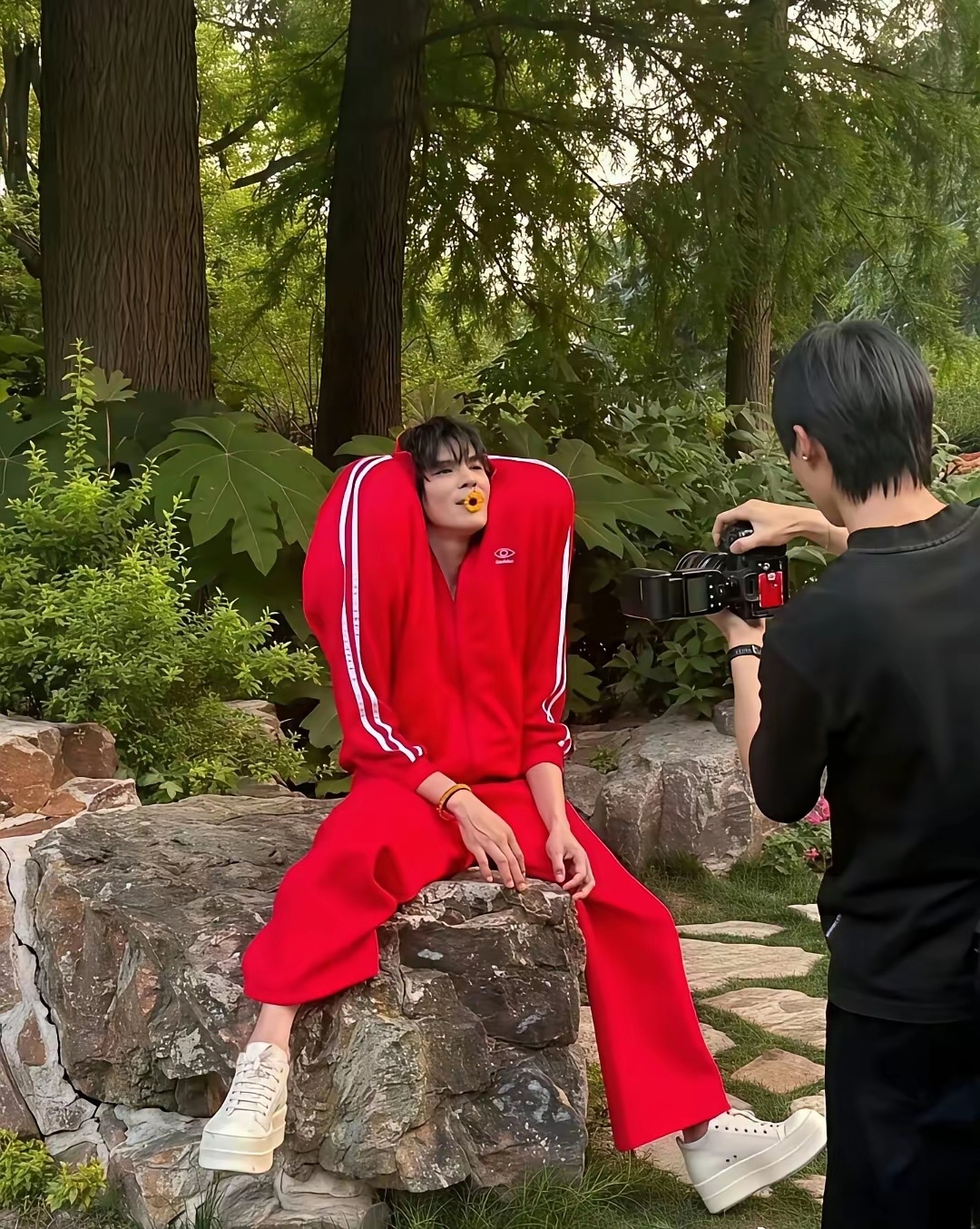 向佐感觉他是越来越沉浸在自己的穿搭世界里了这种大胆的时尚风格，大家能get到吗？