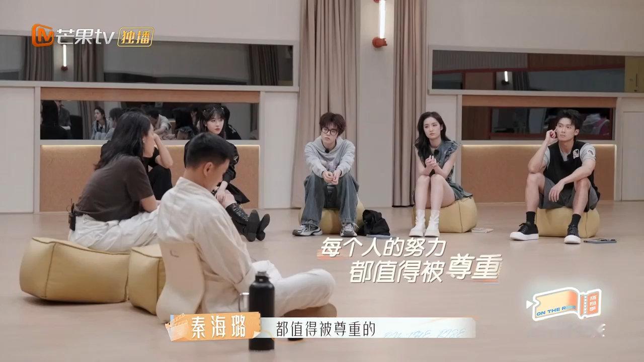 秦海璐自曝早期跑龙套经历  秦海璐谈自己早期跑龙套的经历，抱着孩子在后面一站就是