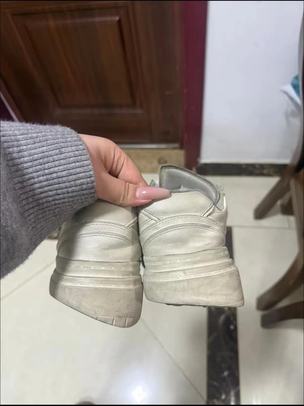 想不通为什的能把鞋磨成这样，一般人走路外八磨外侧，内八磨内侧，你这两边一个磨内侧