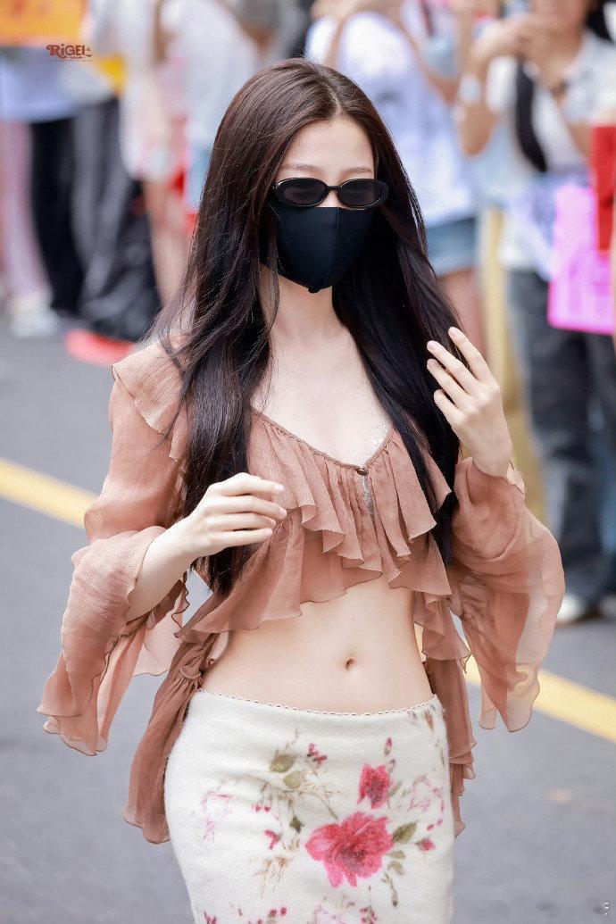 虞书欣露脐短上衣虞书欣露腰辣妹造型虞书欣露腰辣妹造型，细腰在走动中若隐若现。她的