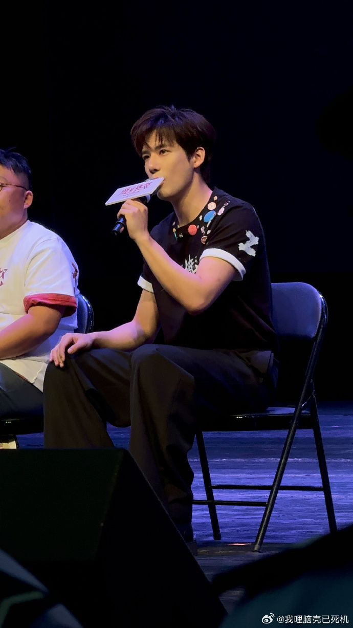 王安宇爱是愤怒路演状态伦敦未必有王安宇眼神忧郁 王安宇爱是愤怒路演状态，伦敦未必