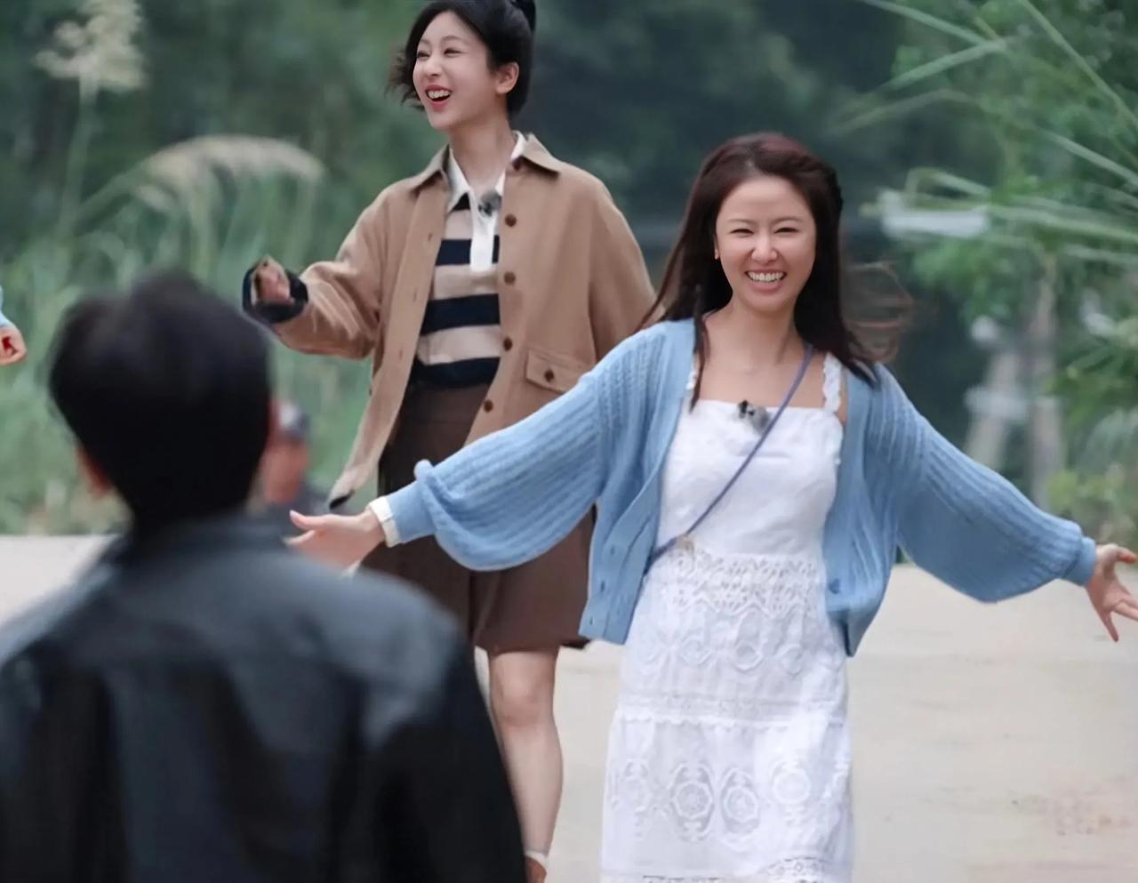 林心如奔向苏有朋的这一幕，真的是好有爱呀，让我回想起童年剧中的画面！
一晃那么多