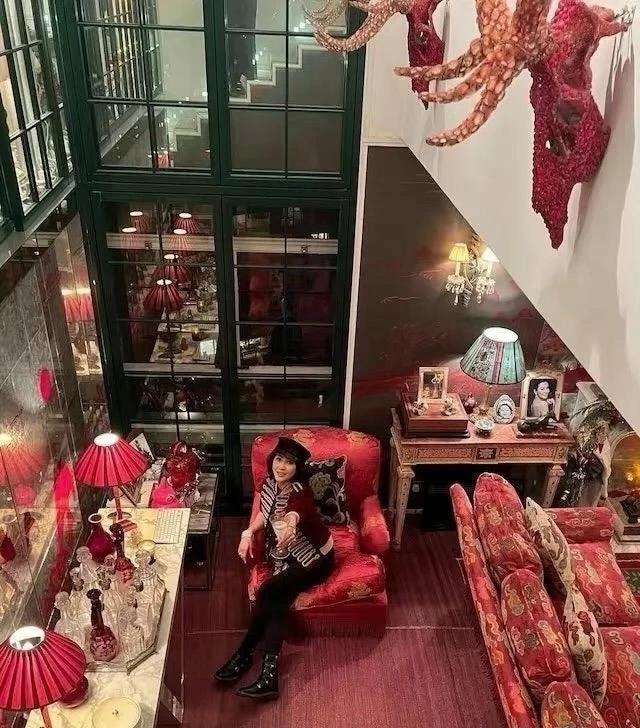 刘嘉玲那个红沙发，真心让我有点摸不着头脑，价钱贵得吓人，是她的眼光吗？怎么有点靡