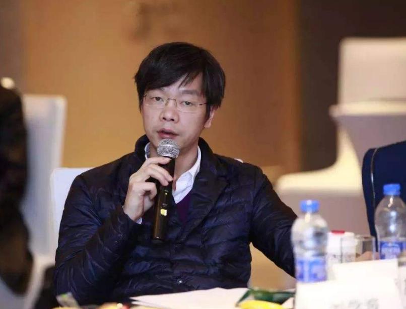 他是京东001号员工，名叫张奇，当年刘强东在中关村卖碟片的时候，张奇就是刘强东招