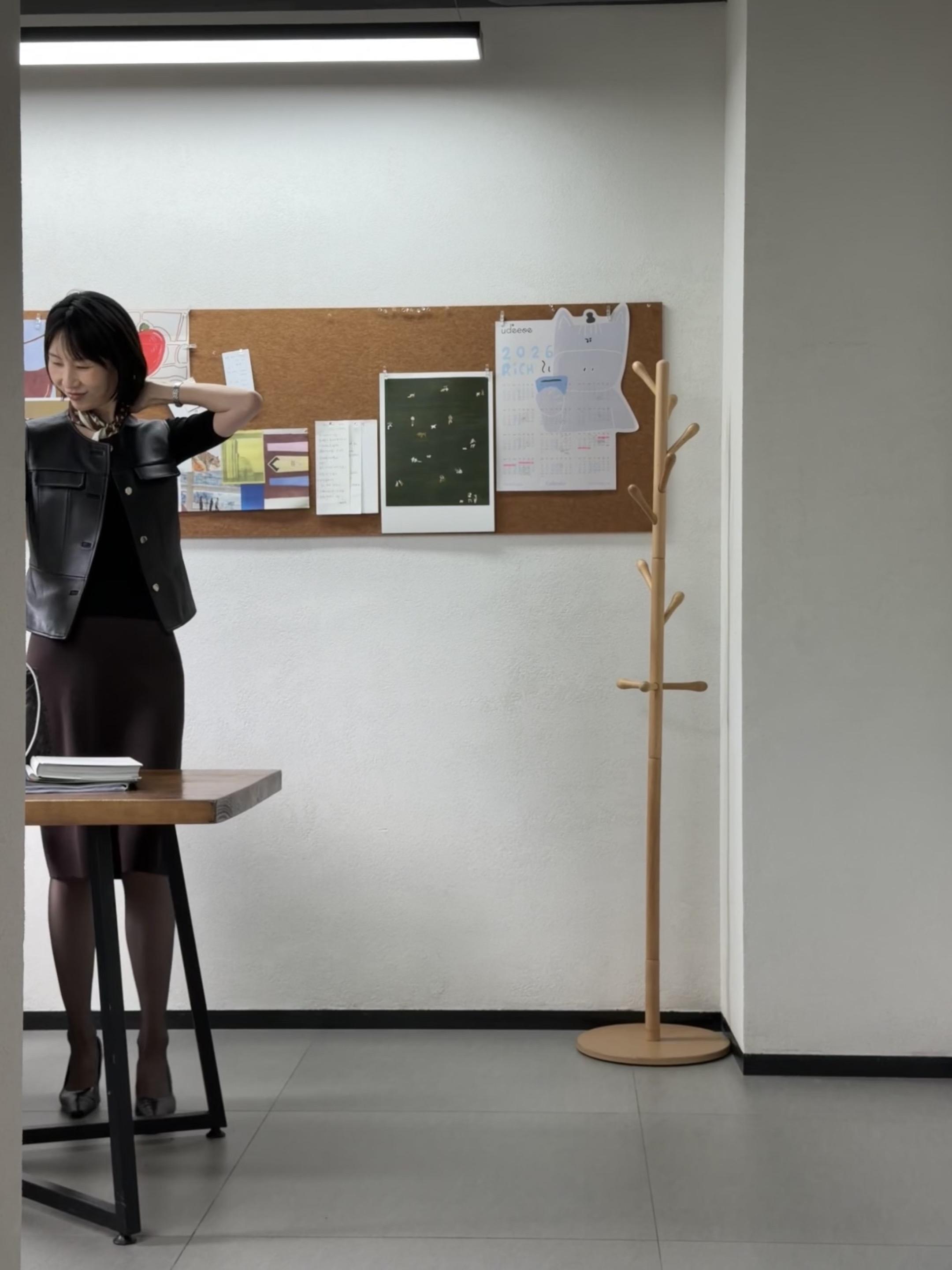 短发淡妆有点香