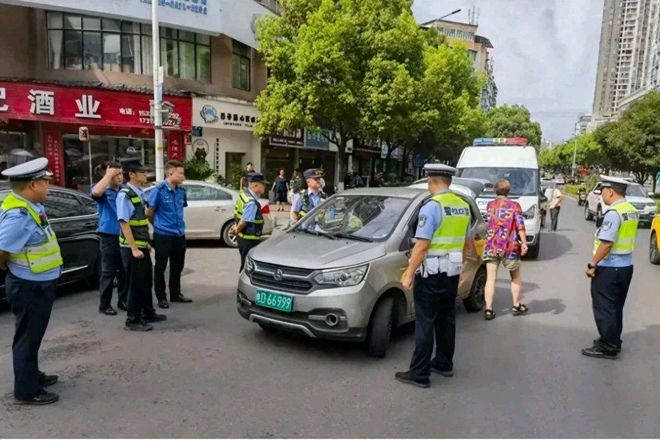 最近各地对“老头乐”的整治力度越来越大，从贵州紫云到山东济南，定点设卡加流动巡逻