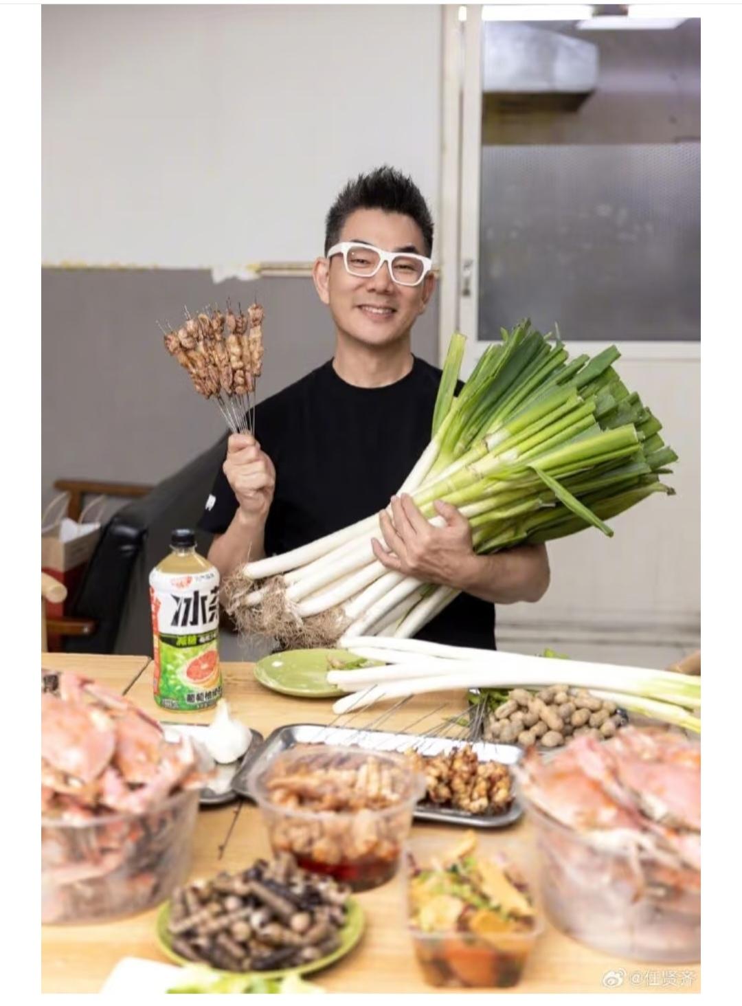任贤齐，吃个烧烤需要吃那么多大葱吗？