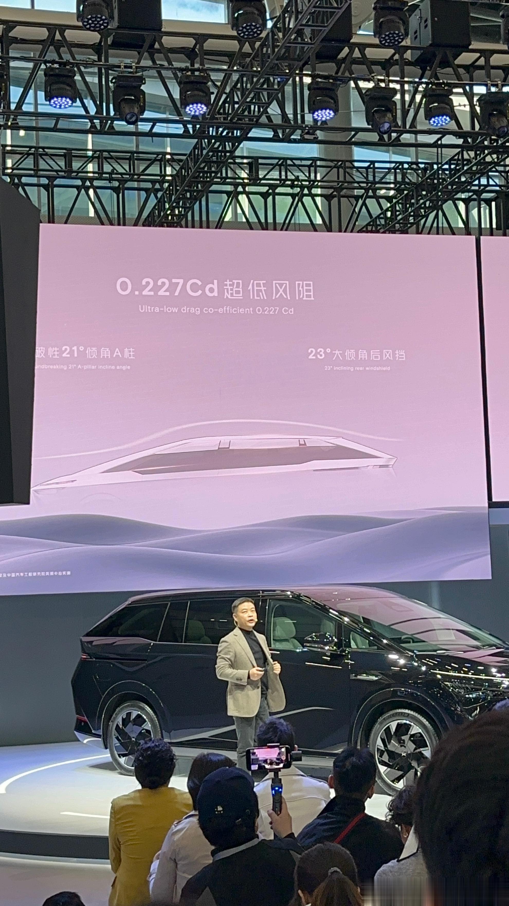 来看风阻系数0.227而且第三排能完全放平同时还很安全的X9了[喵喵][喵喵]你