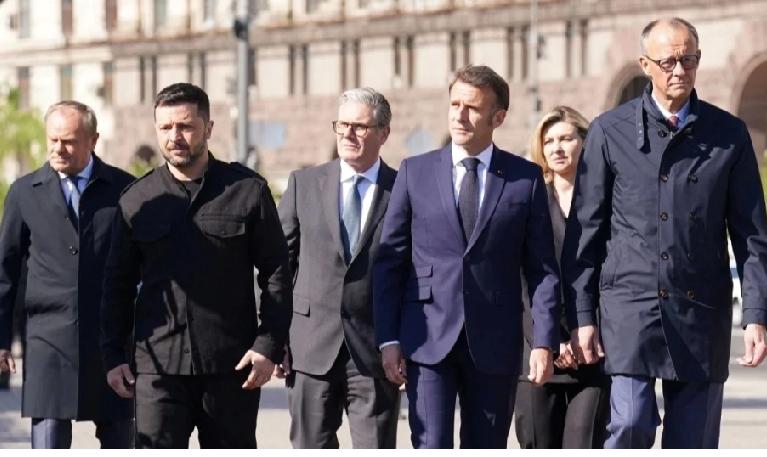 【德媒曝猛料：马克龙警告美国或“背叛乌克兰”，欧洲急了！】
德国《明镜》刚泄欧洲