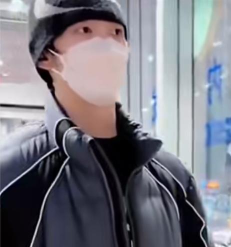 2026年2月23日，张丹峰、洪欣夫妇带着儿子张镐濂和女儿张晞彤现身机场，准备开