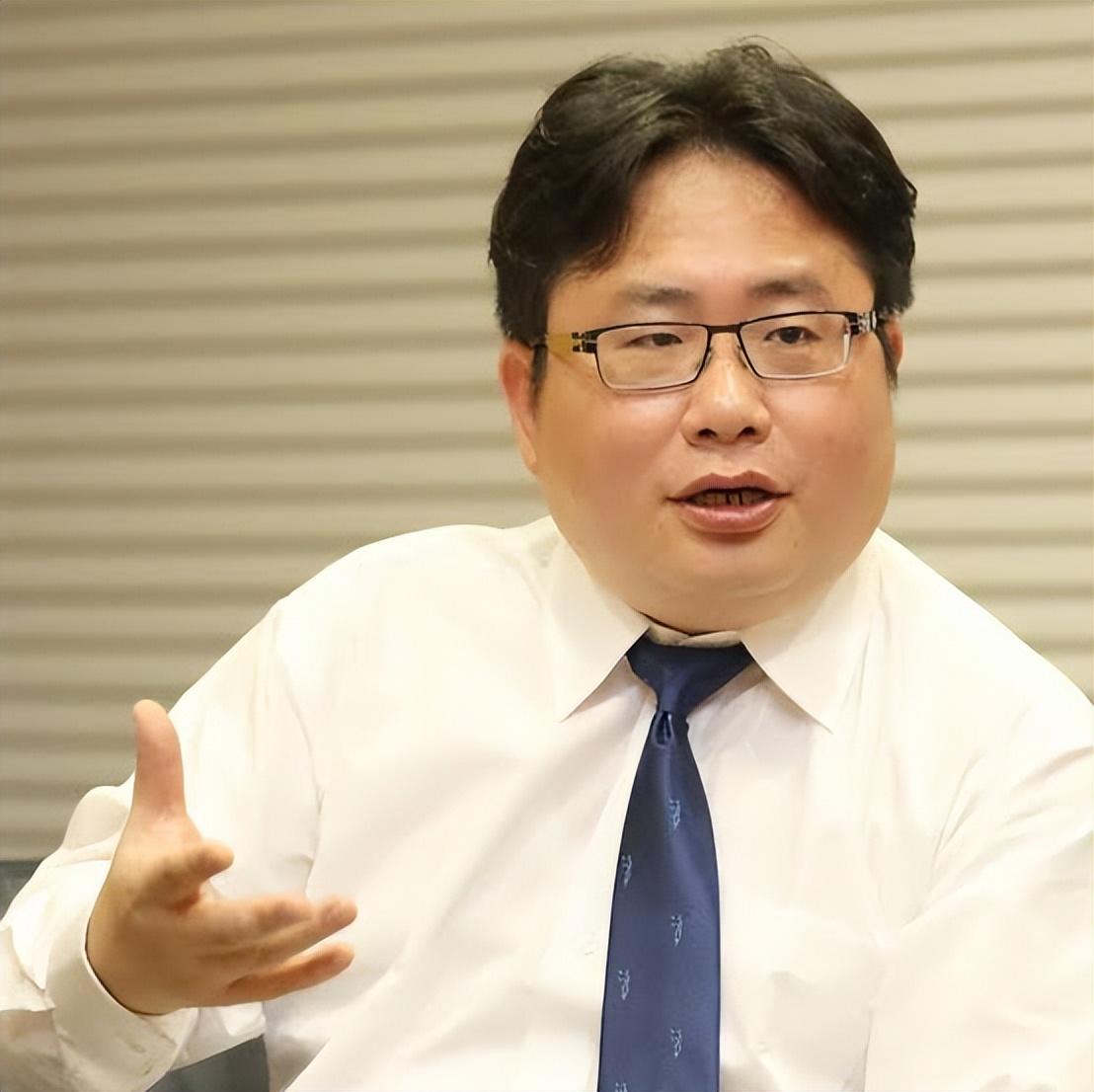 7月6日，所谓日本媒体人矢板明夫现身台中参加活动时，当场遭一名香港男子挥拳击中面