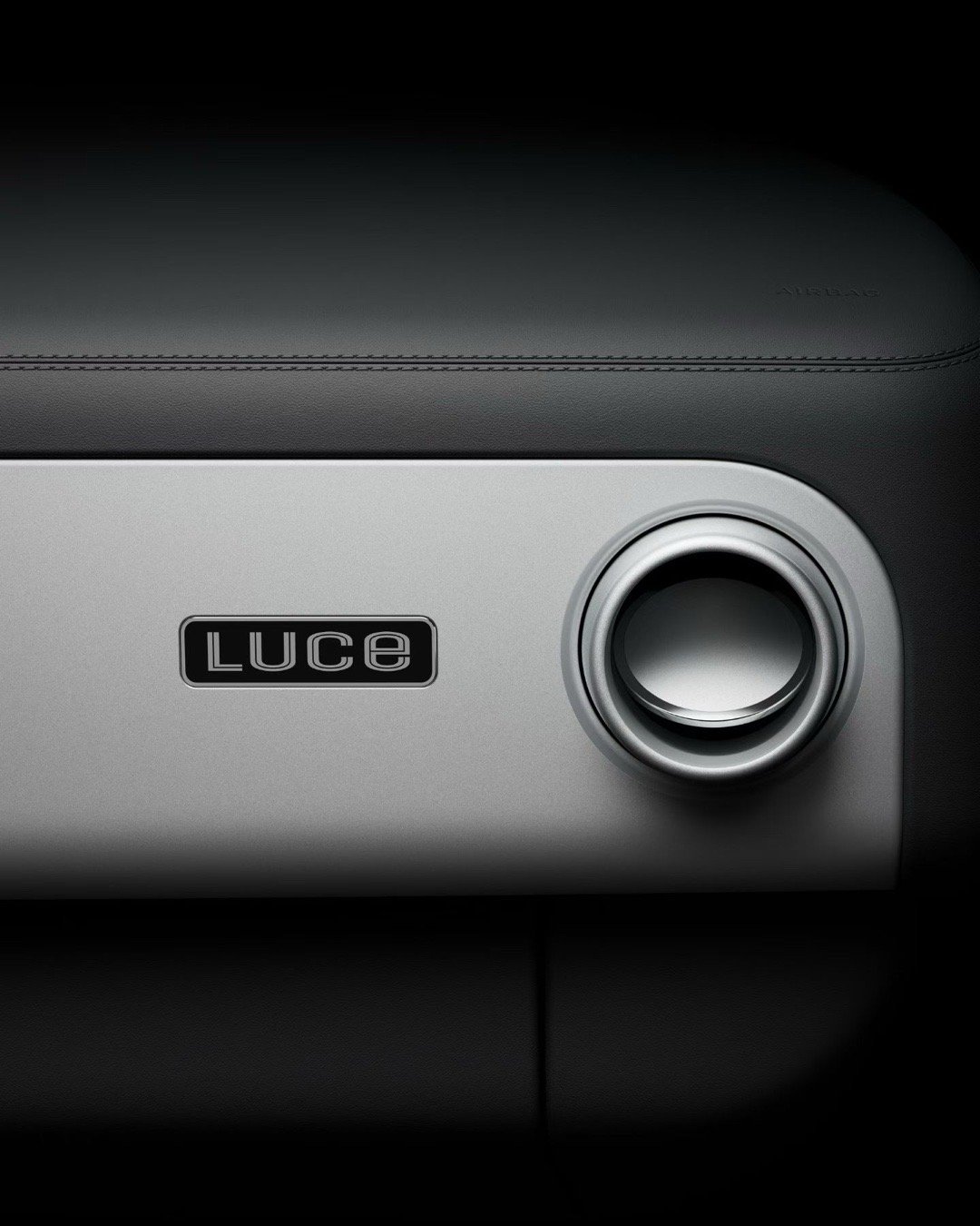 法拉利的纯电车 luce的内饰 依旧科技复古风 非常的苹果细盘幅 圆形多连表 一