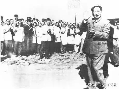 1959年9月24日，毛主席在国棉二厂接见邯郸纺织工人。