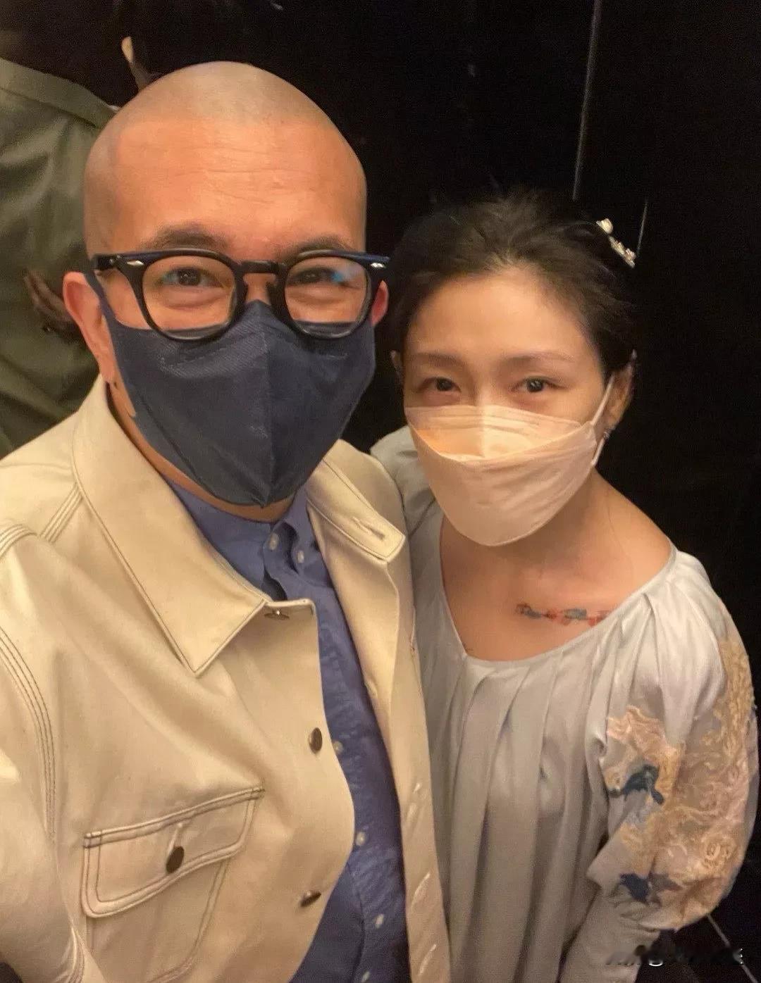 为什么他们喜欢在电梯里拍照秀恩爱？这里面有什么什么深意在里头吗？
从照片的衣着可