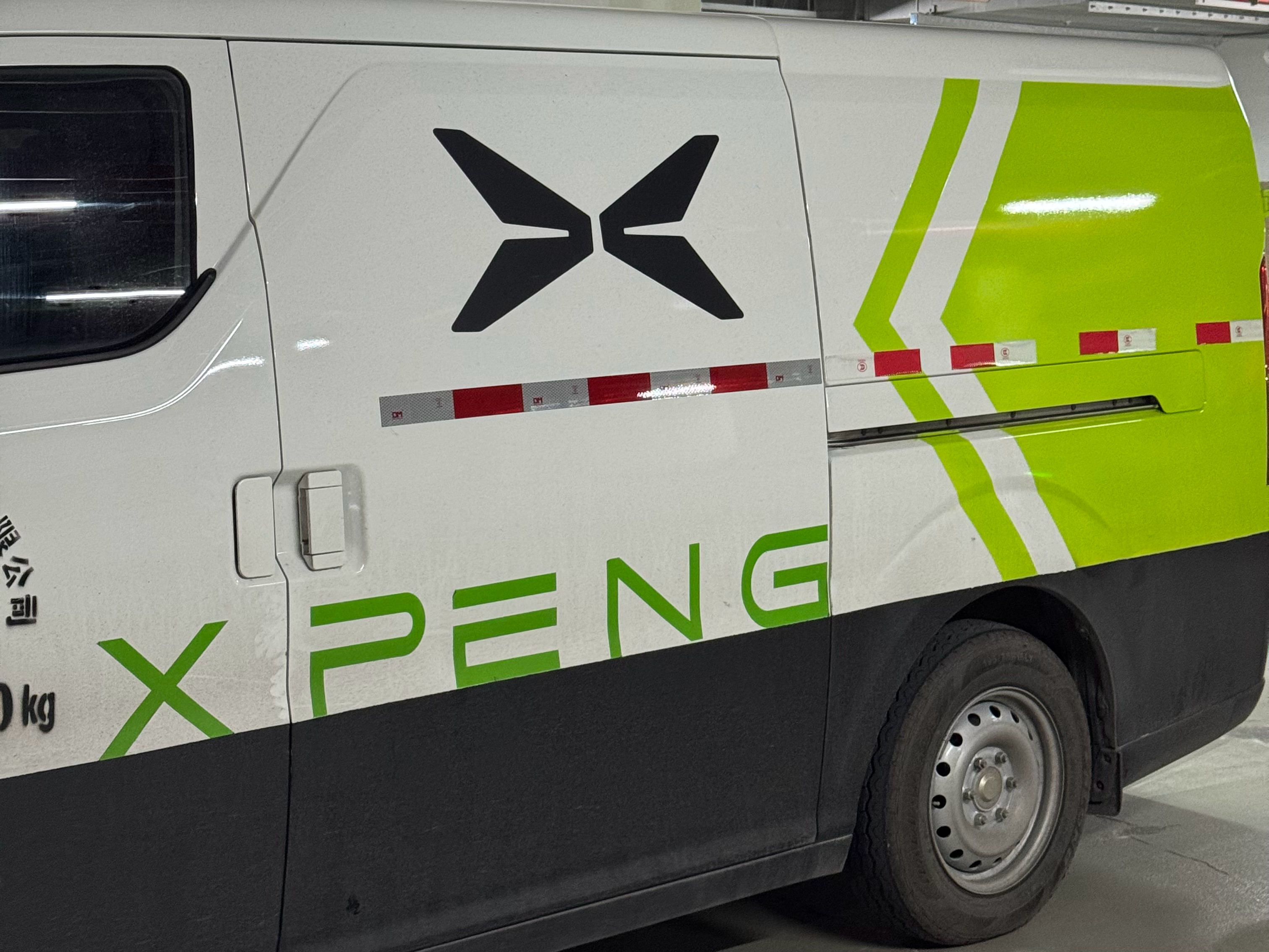 刚才去吃饭，停车的位置对面一个小鹏P5应该是轮胎扎了，叫了小鹏的移动上门补胎。现