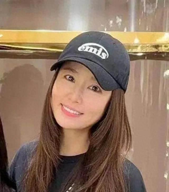 澳门偶遇林心如，素颜与民众亲切合影。状态极佳，显嫩不老。有耐心，与路人亲切交流。