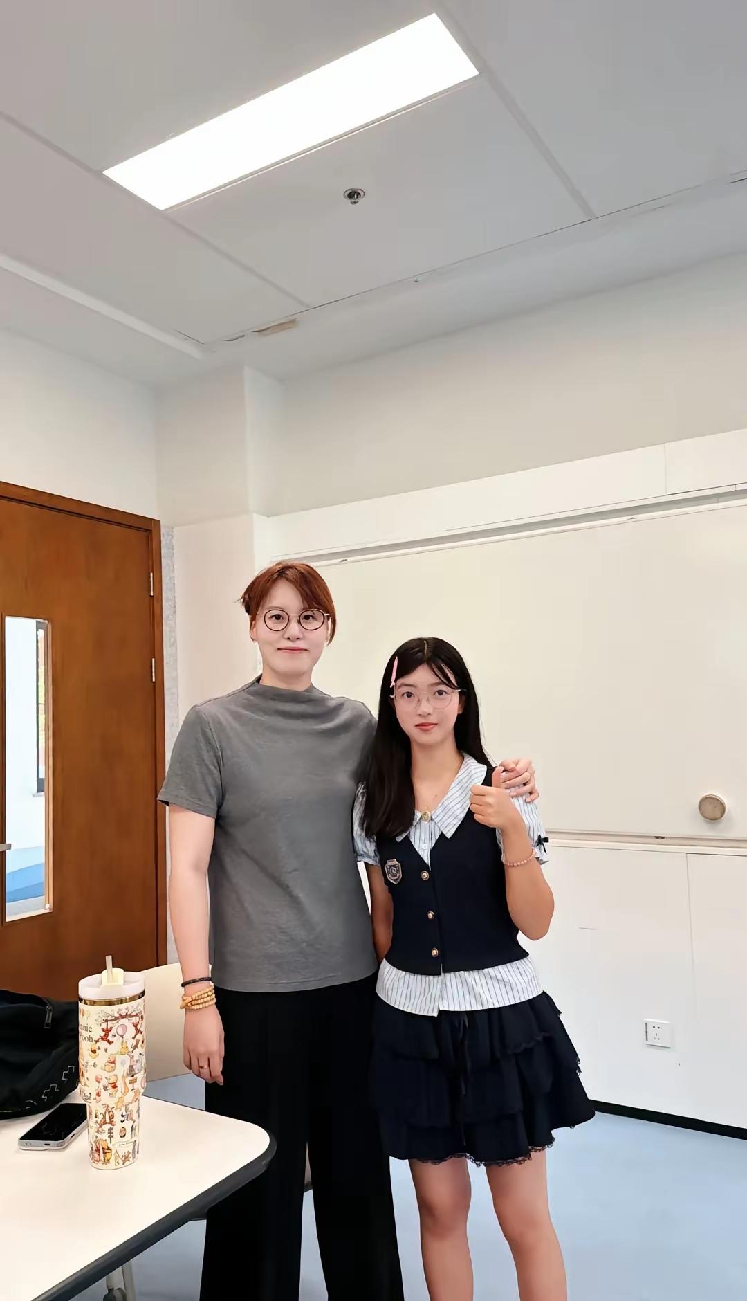 浙大的这位女学生很开心，因为她的班主任是“洪荒少女”傅园慧。有这么一位班主任相伴