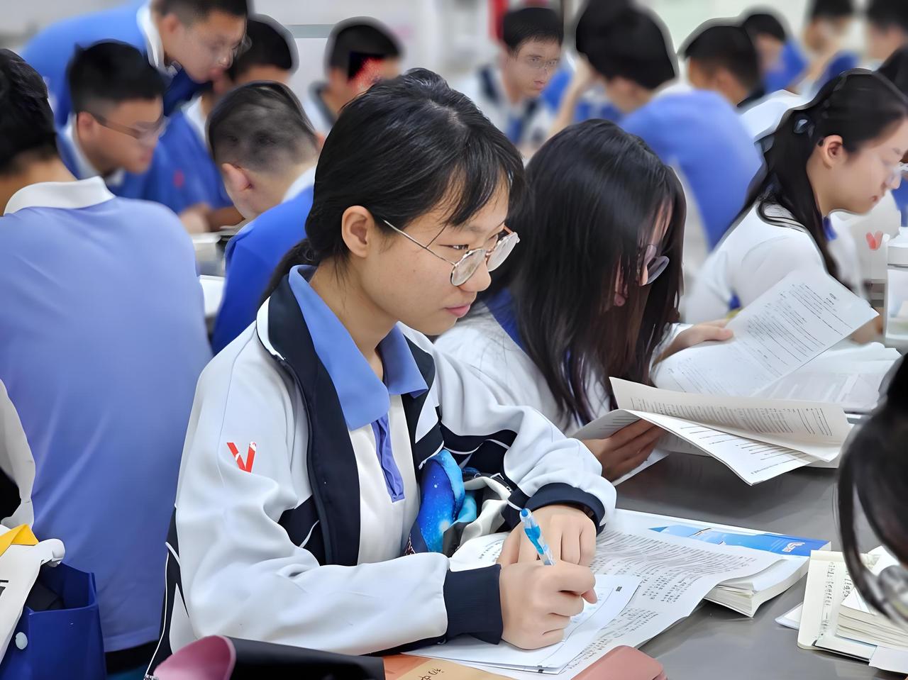 家有中考生，没考上高中，很多家长第一反应就是骂孩子“不争气”“没出息”，甚至逼孩