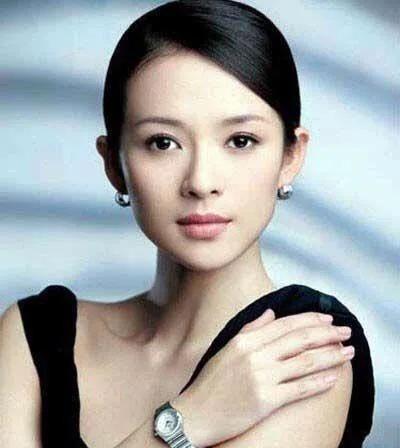 当年，章子怡为了赢得霍启山的真心，主动承担起恋爱期间所有的开销，两人一起住6万一