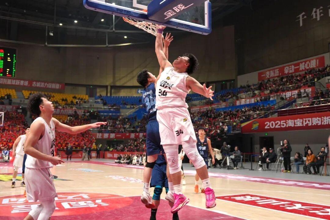 浙BA球员实力榜，前十名应该没什么争议吧！
第十名：台州队的徐梓凯！虽说淘汰赛首