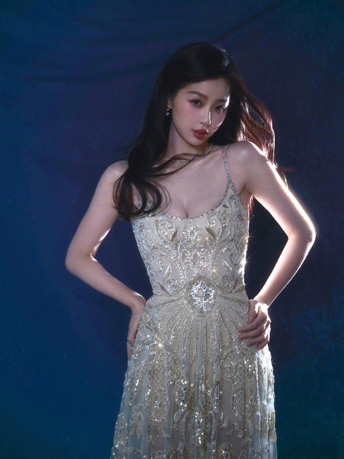 虞书欣人鱼公主珍珠泪  虞书欣深海星光渐变裙   虞书欣真的太会了！穿上深海星光