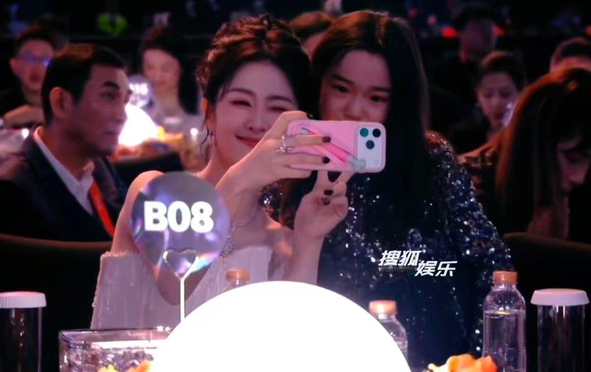 小酒窝终于和白鹿合照了白鹿小酒窝贴贴合照  啊啊啊啊 小酒窝终于和白鹿合照了，啊