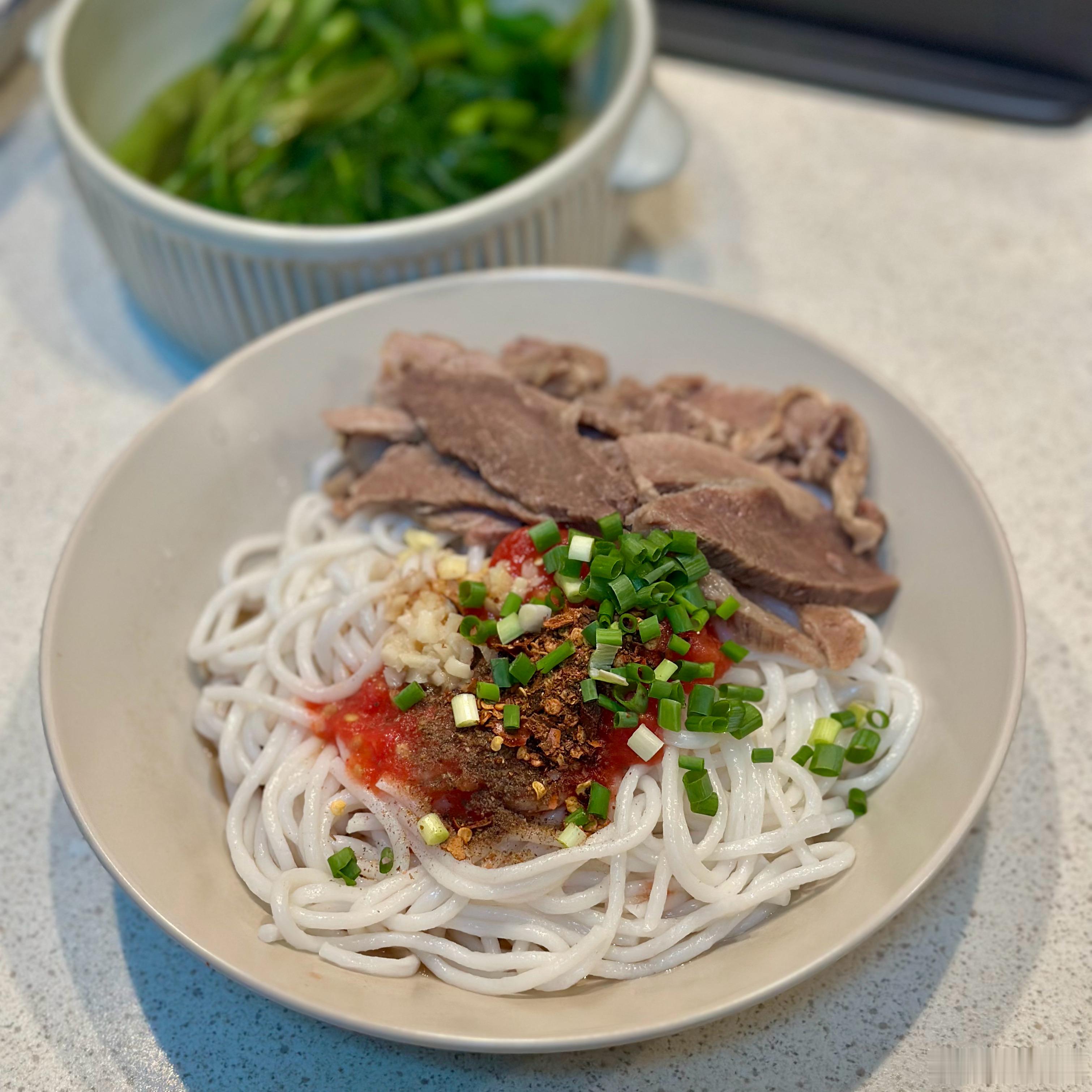 晚上吃个干拌粉，没有加油，用番茄酱、姜蒜水、酱油醋和一点牛肉汤来拌，清爽。现在肉