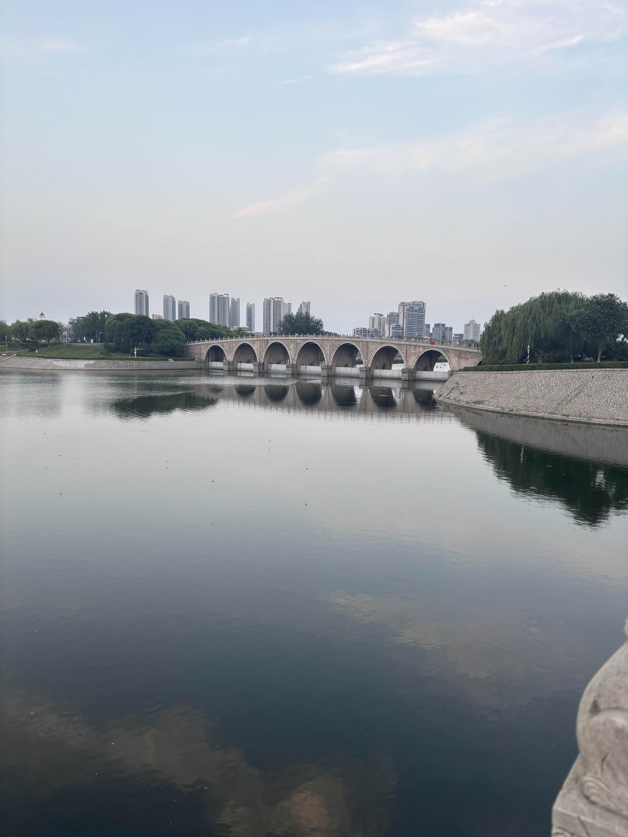 散步岸边随手拍这是北运河的起点五河入口处，属于通州区，我能从朝阳区的杨闸桥顺着通
