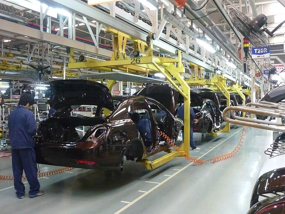 很多人以为，美国迟迟压不住中国，是因为中国拳头够硬、家底够厚。
7月21日，一边