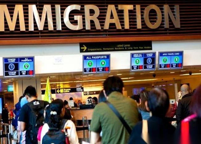 加拿大超过一百万印度人，合法身份即将清零。
但他们没买机票回家，反而在多伦多周边