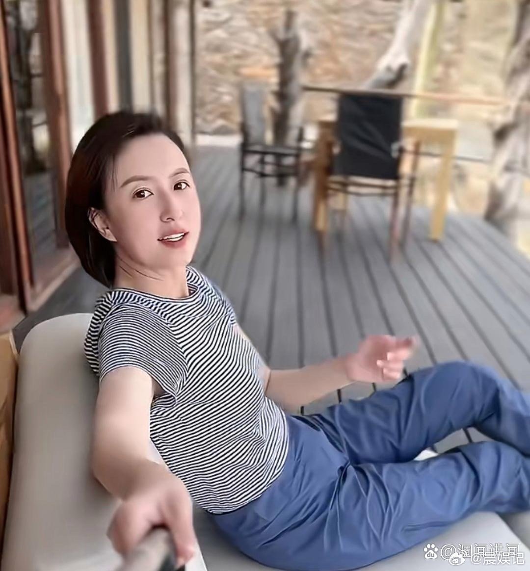 张蕾在非洲野奢酒店享受早茶，眼前是壮丽草原和大象。相比主持人身份，记录旅行的每一