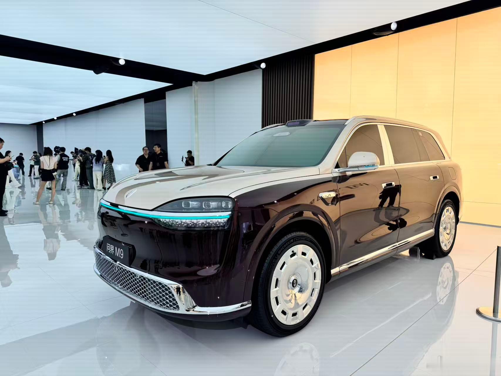问界M9售价47.98至65.98万元 作为定位高端的旗舰车型，问界 M9 在内
