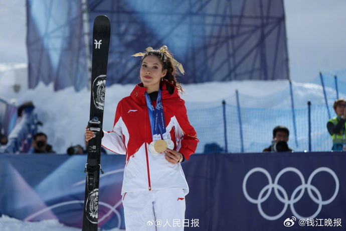【#谷爱凌戴上3枚奖牌#】#谷爱凌金牌# 米兰冬奥会自由式滑雪女子U型池决赛，中