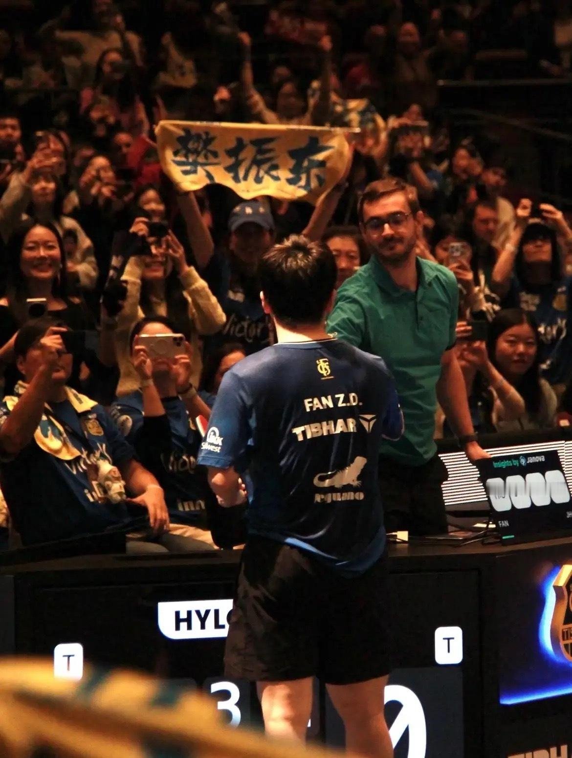 当我看到波叔说樊振东的这句话：“这个可怜的小家伙，平时总是一个人呆在这里。”我要