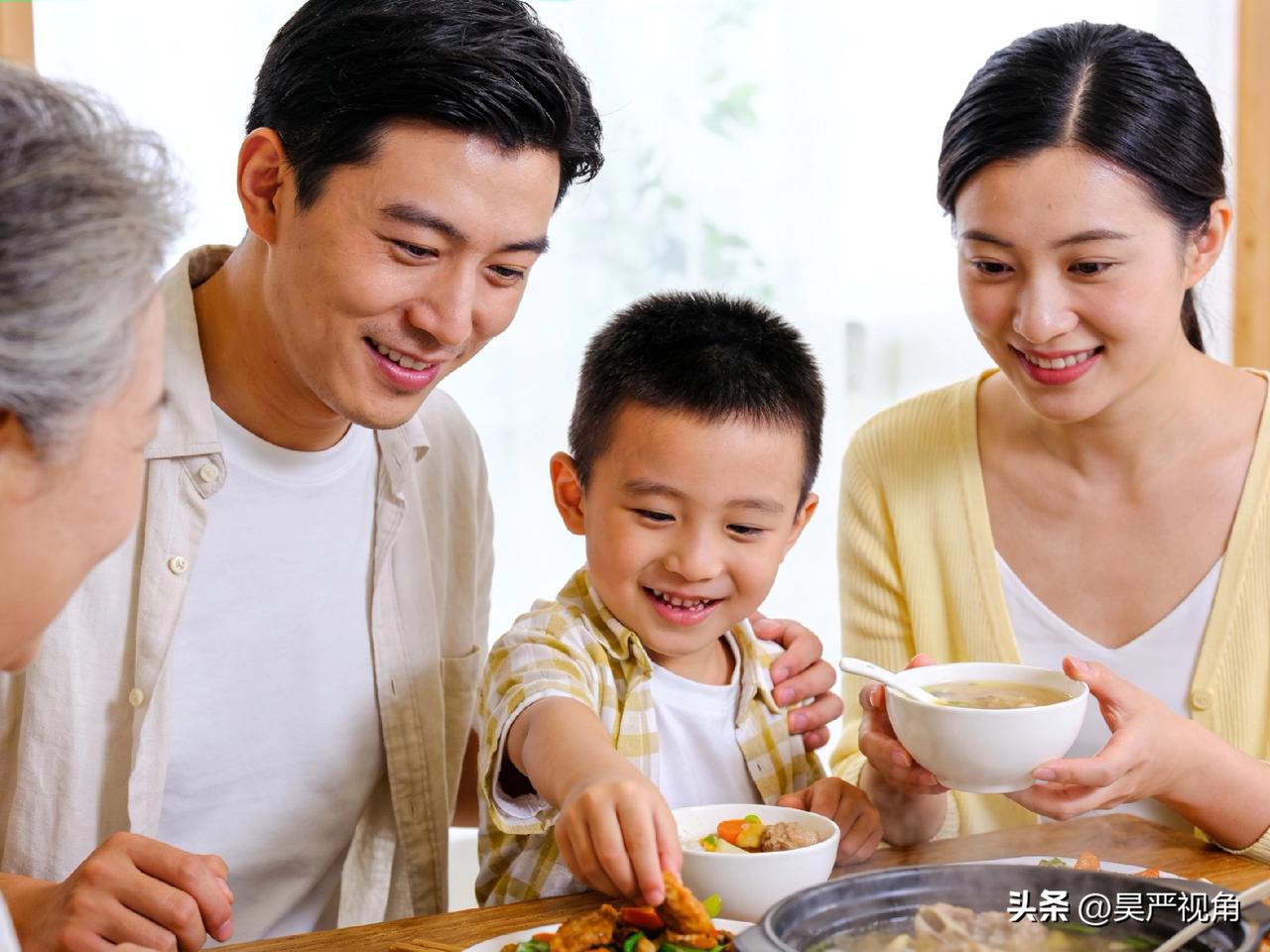 有人认为幸福是拥有豪宅名车，有人觉得幸福是功成名就，也有人称幸福是心里踏实。
心