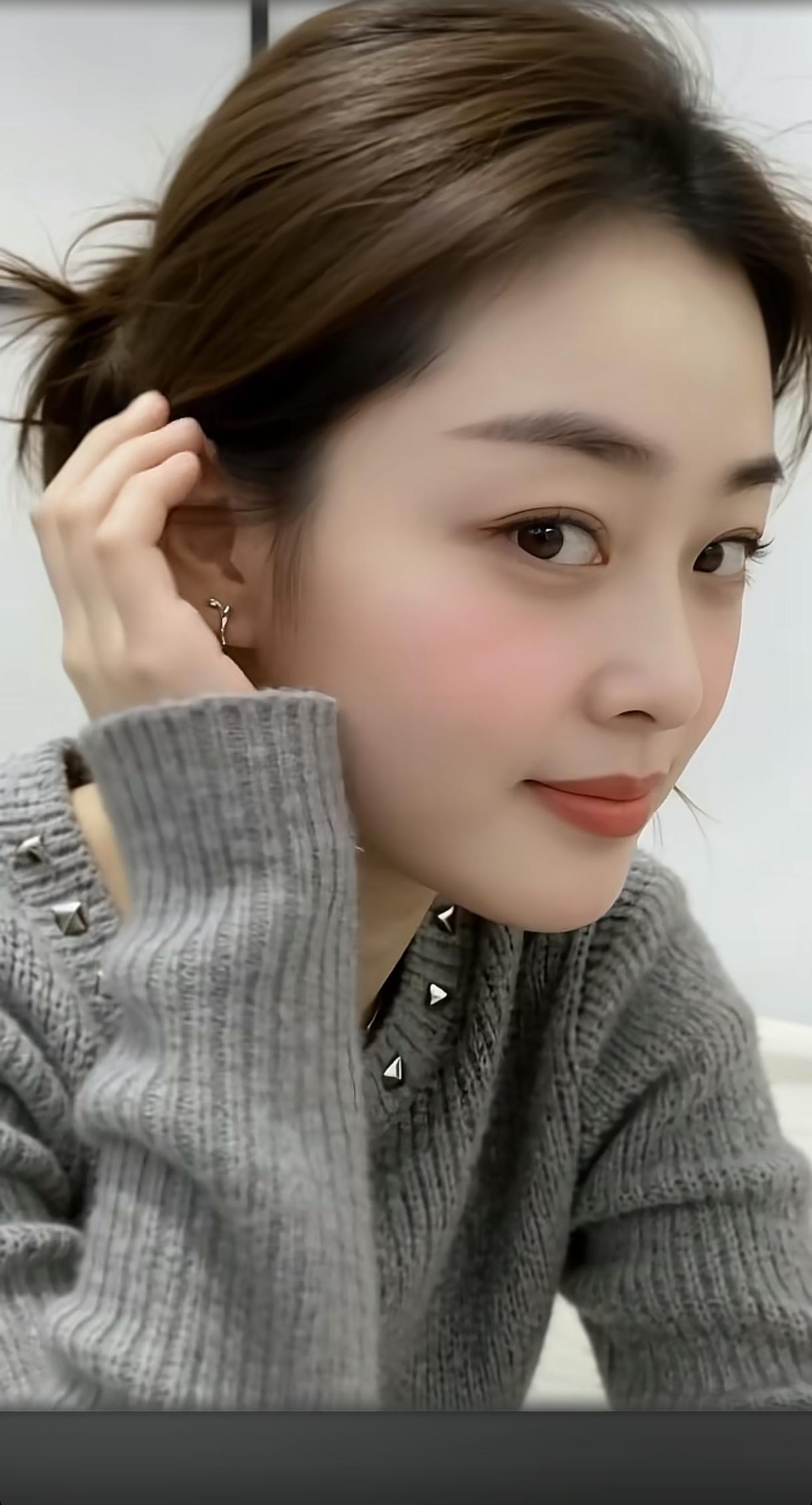 元气少女，温暖毛衣，甜美笑容，轻松自在的一天😊手机随手拍原创照片 温柔毛衣照 