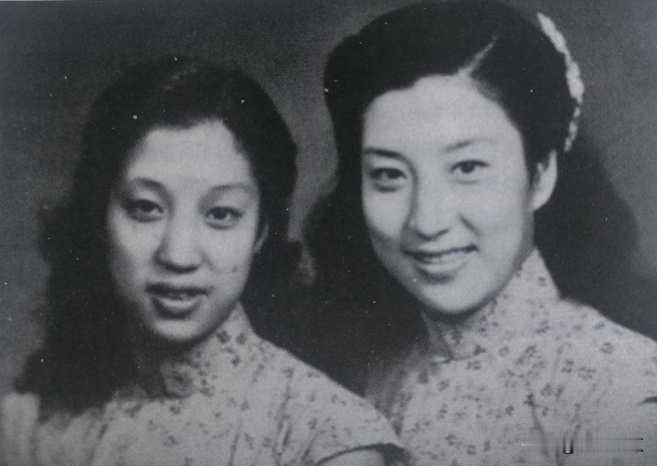 她俩是京剧姊妹花——李慧芳、李丽芳（左）。
姐姐李慧芳生旦两门抱，刚柔相济，风情