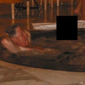 📌爱泼斯坦案文件公布：现克林顿大尺度浴缸照和泳池照 爱泼斯坦案文件公布：现克林